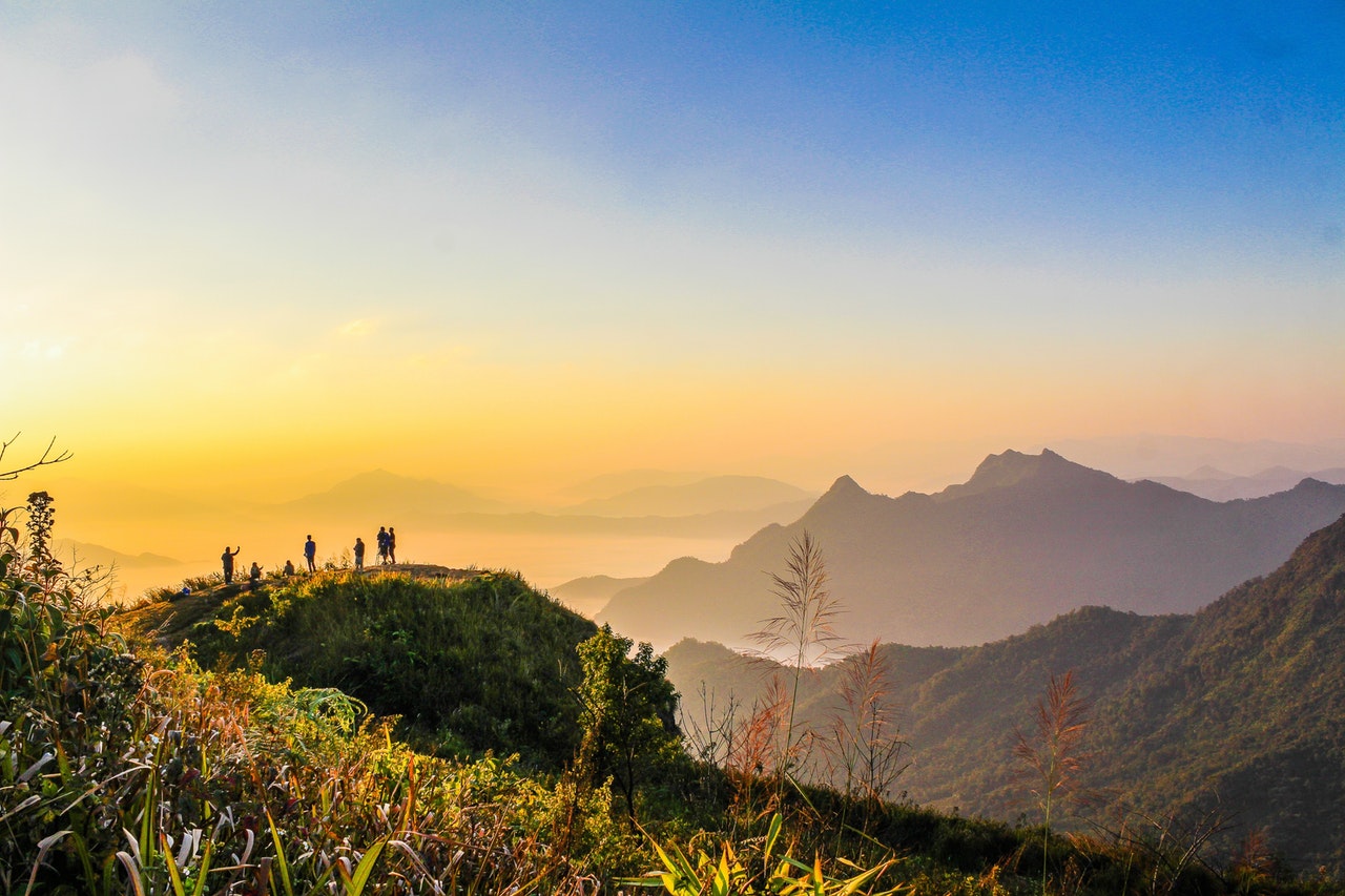 Hjem Photo Of People Standing On Top Of Mountain Near Grasses 733162